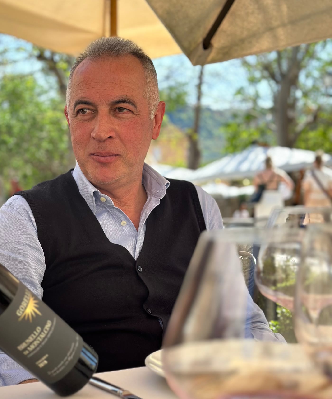 Giuseppe Gorelli a tavola, mentre si versa il suo Brunello