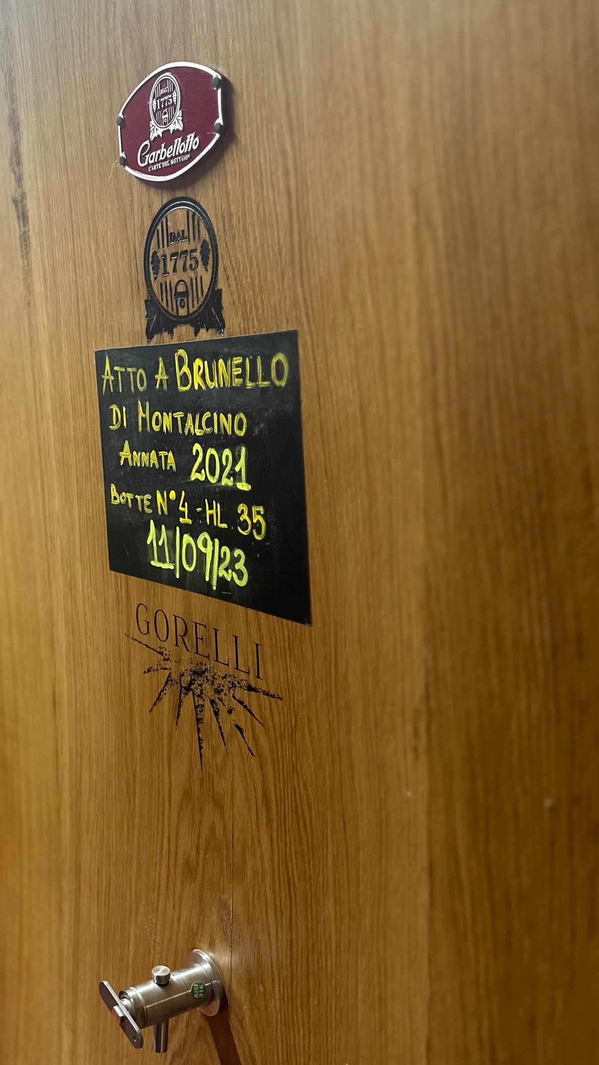 Una botte della cantina GORELLI con la lavagna: Atto a Brunello di Montalcino, annata 2021, botte n. 4, 35 ettolitri